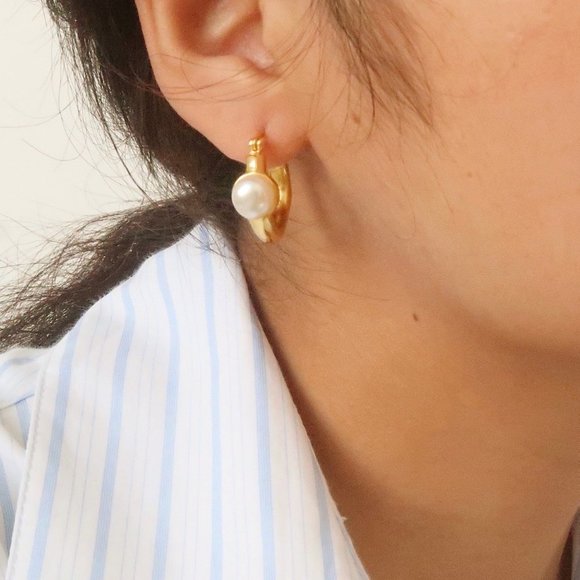 NEW 18K Gold Plated Pearl Hoop Earrings - Picture 3 of 8